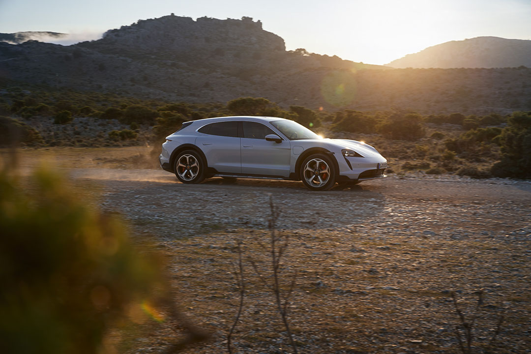 porsche-taycan-cross-turismo-supporting-image-01